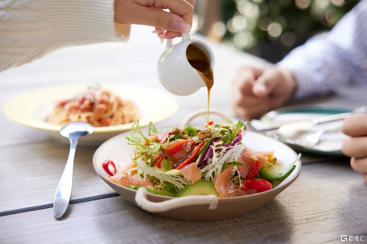 摄图网_501809450_餐厅吃西餐倒酱汁特写(企业商用).jpg