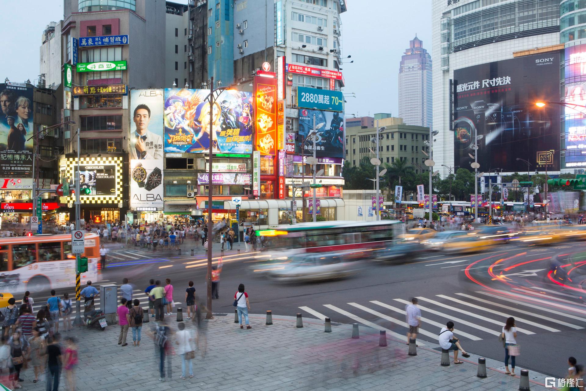摄图网_501458963_城市街道路口人行道(企业商用).jpg