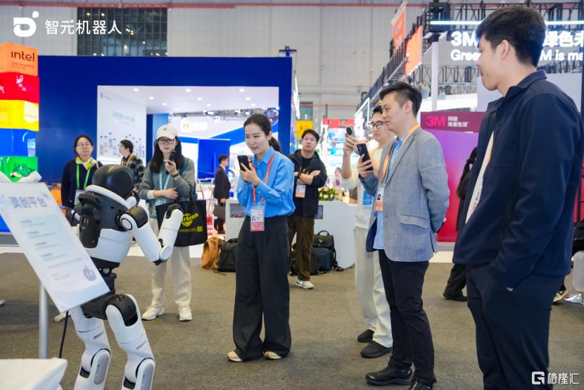 副本【主新闻稿】智元机器人全场景助力2025进博会,具身智能加速迈向多元商用场景(1)1344.png