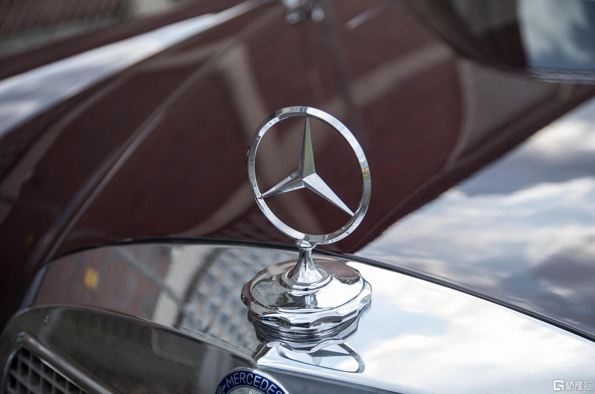 emkanicepic-automobile-3353251_1920.jpg