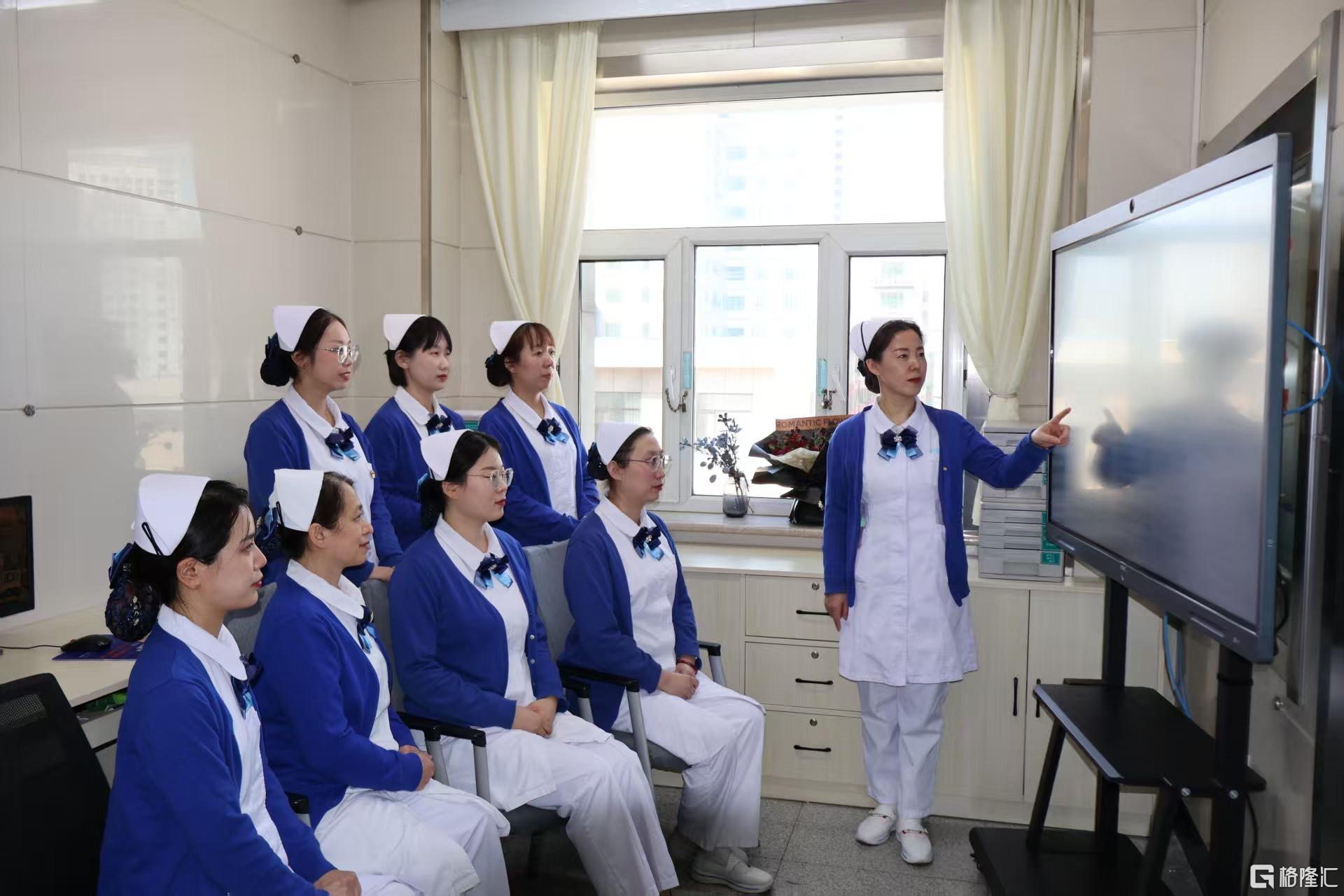 2 护士长王月颇为护理团队讲解患者护理要点.jpg