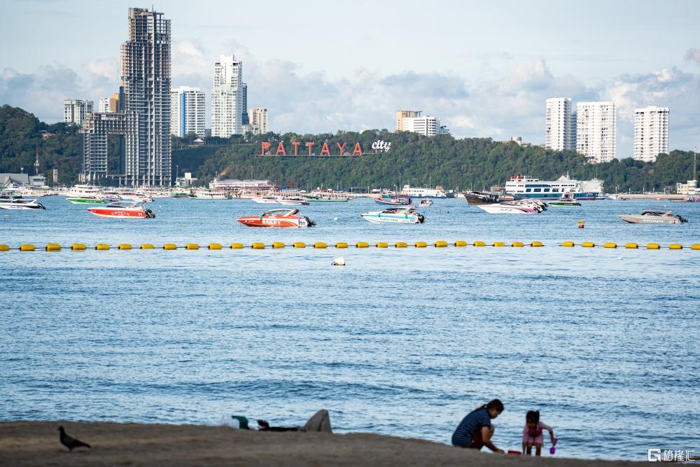 摄图网_700993284_泰国芭提雅蓝色海岸和船只建筑街景(企业商用).jpg