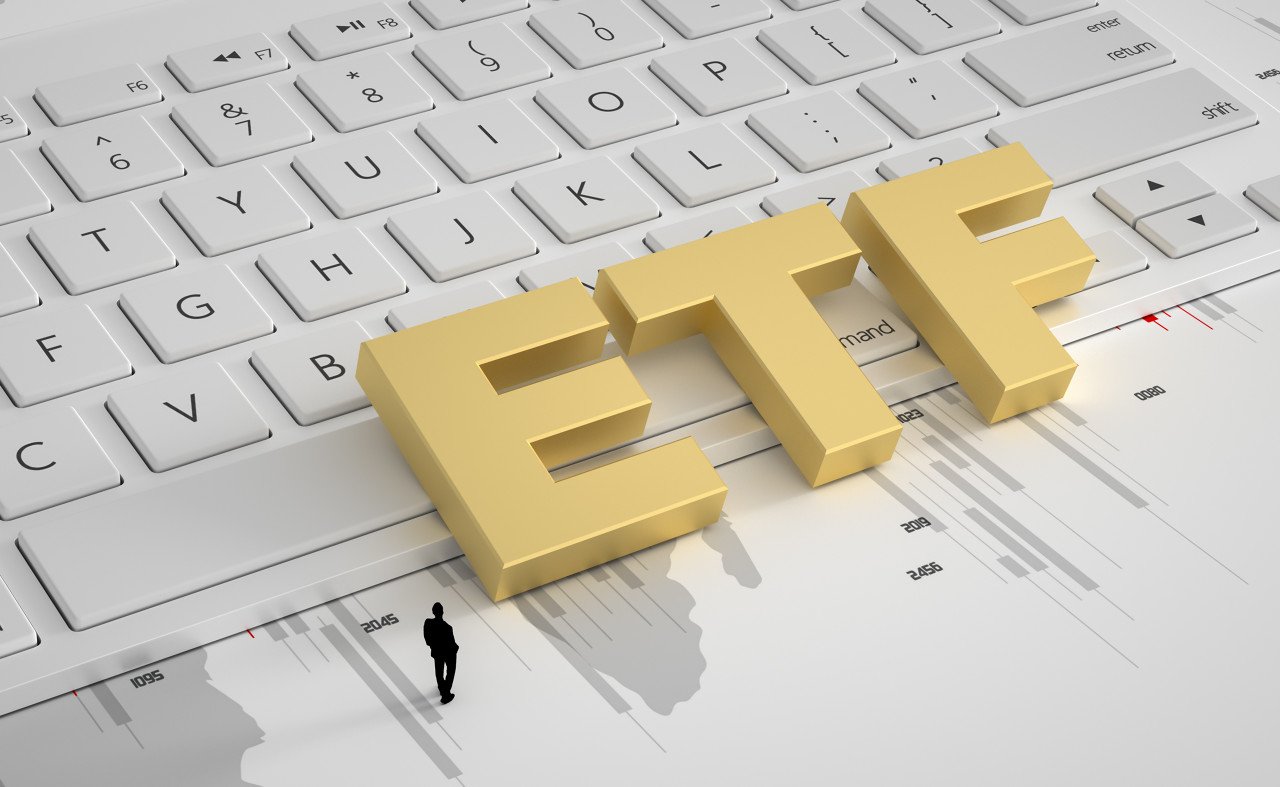 ETF风向标 | 算力硬件产业链反弹,地产股午后崛起,房地产ETF、地产ETF劲升4%,通信ETF涨3.6%,上证50ETF单日“吸金”11亿元,位居ETF首位