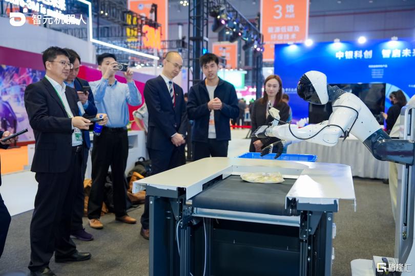 副本【主新闻稿】智元机器人全场景助力2025进博会,具身智能加速迈向多元商用场景(1)1429.png