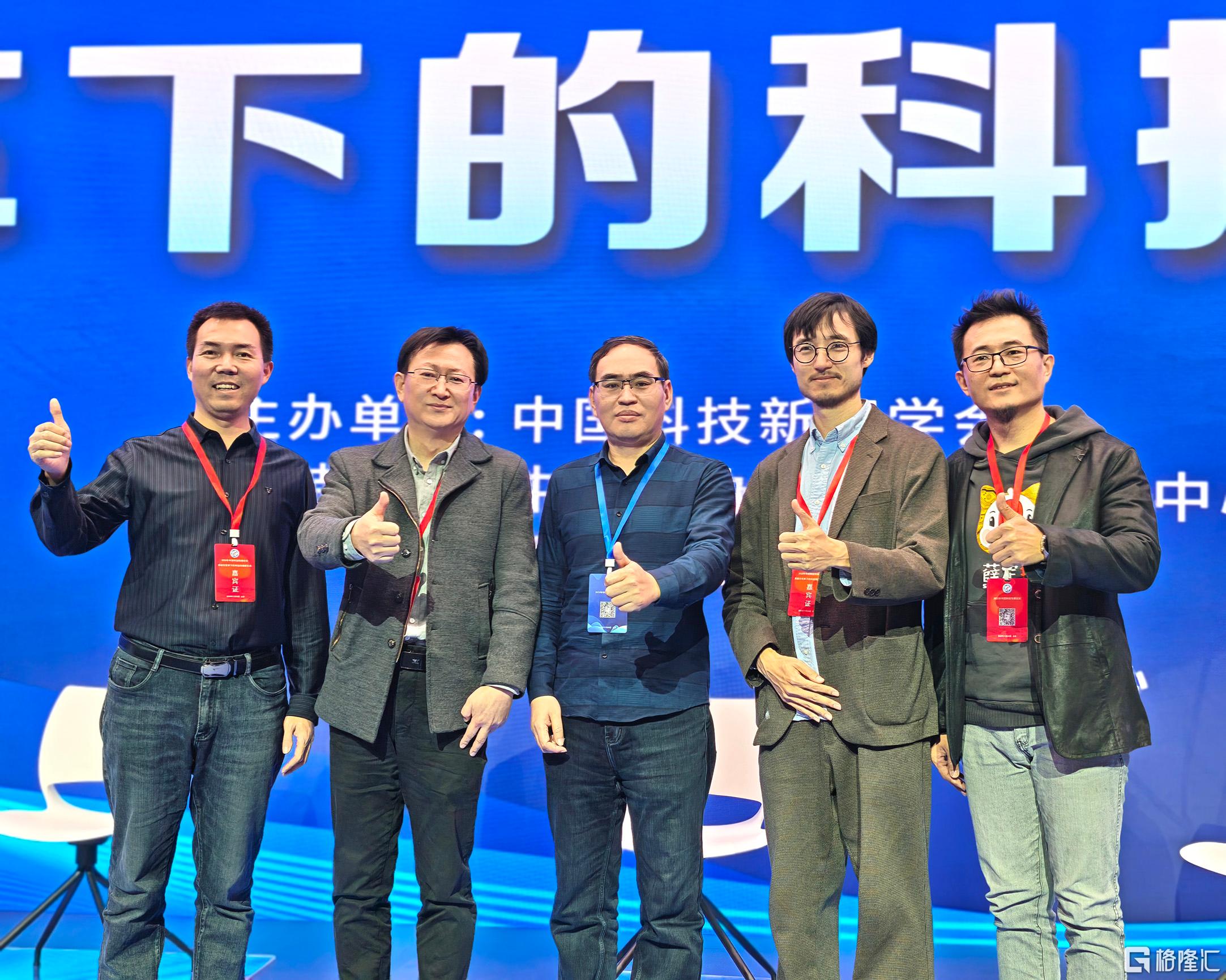 IMG_20251124_123450白丽手机合影修图web.jpg
