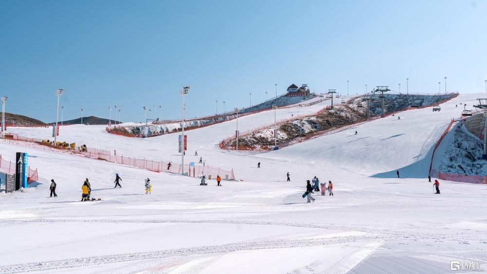 摄图网_507760958_呼和浩特马鬃山滑雪场外景(企业商用).jpg