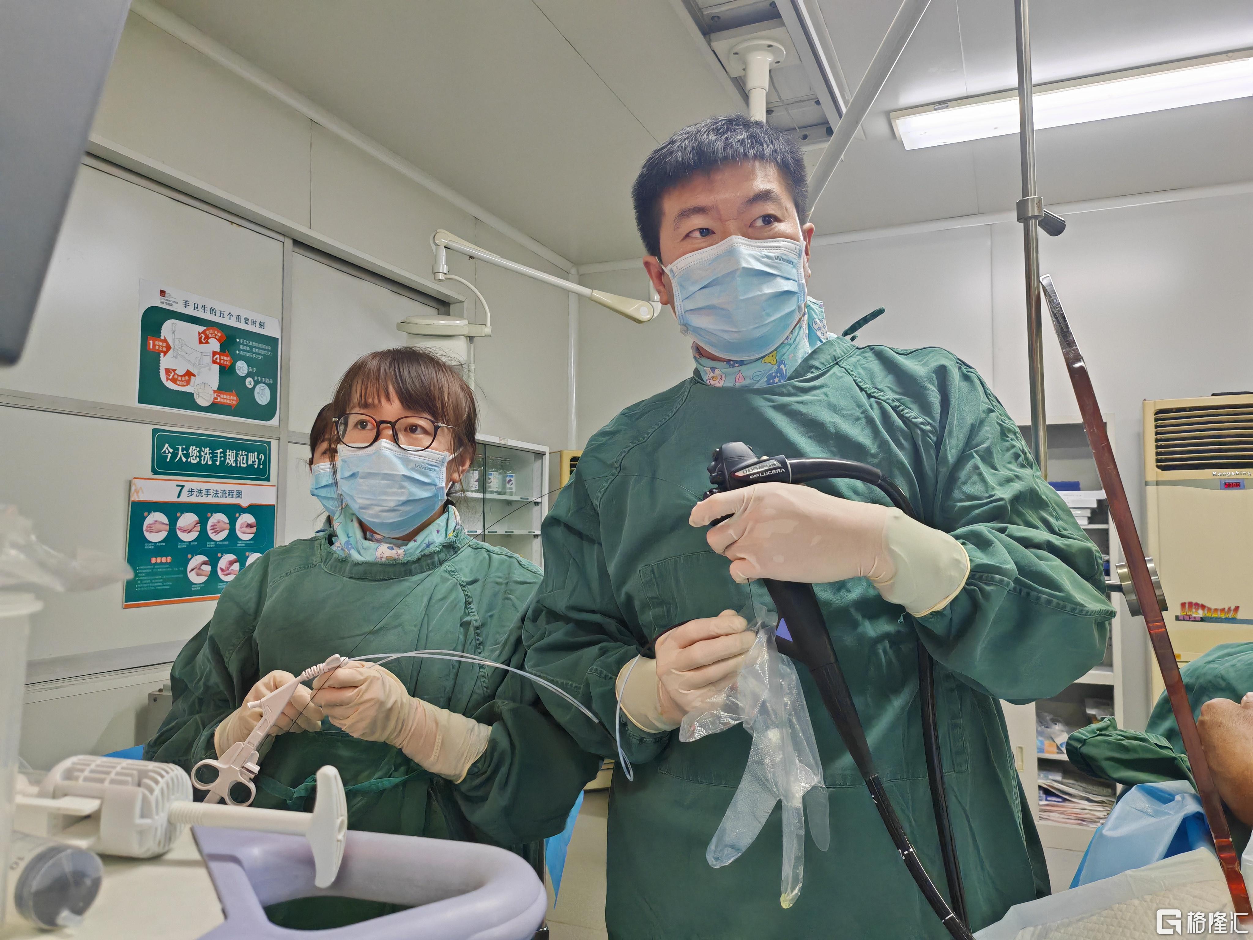 央媒点赞 图片3 副主任郭松林为患者进行ERCP治疗.jpg