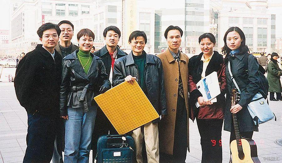 1999年初春,马云和兄弟们离京返杭,创立阿里巴巴
