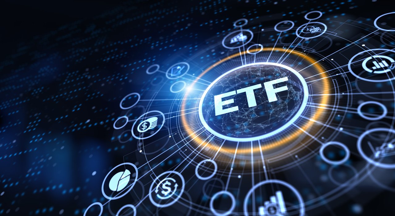 ETF风向标 | 创业板指冲高回落涨1.65%,算力硬件产业链再度爆发,通信ETF涨近5%,中证500ETF单日“吸金”13亿