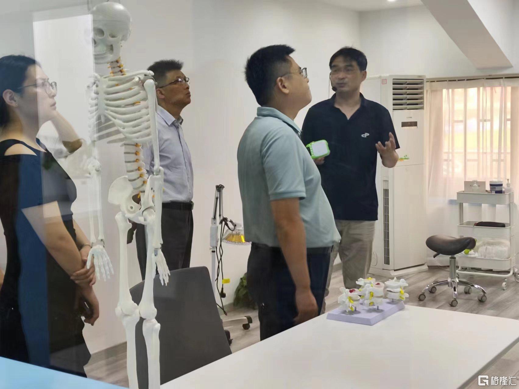 徐鹏专家组图片用这张.jpg