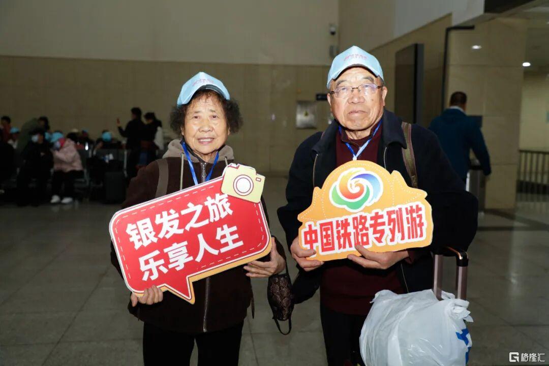 老人乘坐专车.png