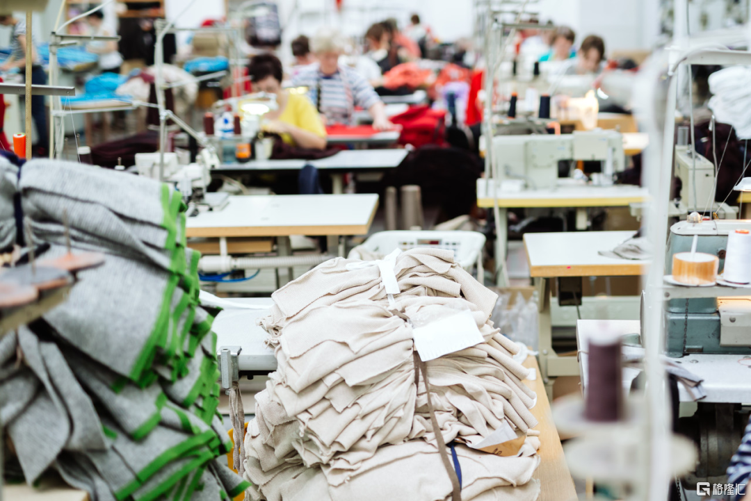利用广州发达的服装产业，SHEIN找到一些愿意做小单的小工厂，用极致的“厚道”帮助这些工厂完成自己的订单。