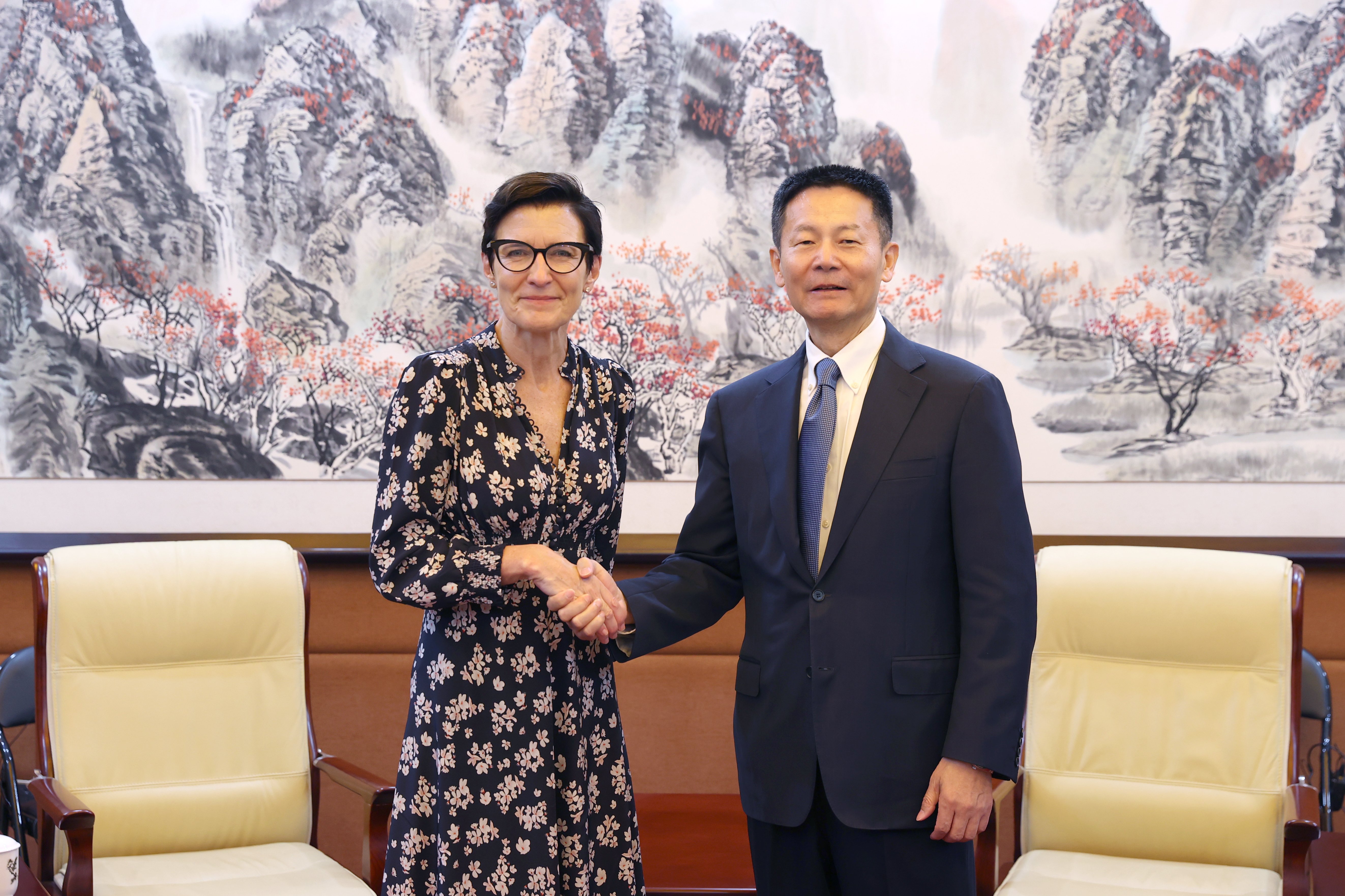 证监会主席吴清会见花旗集团董事会主席兼首席执行官范洁恩