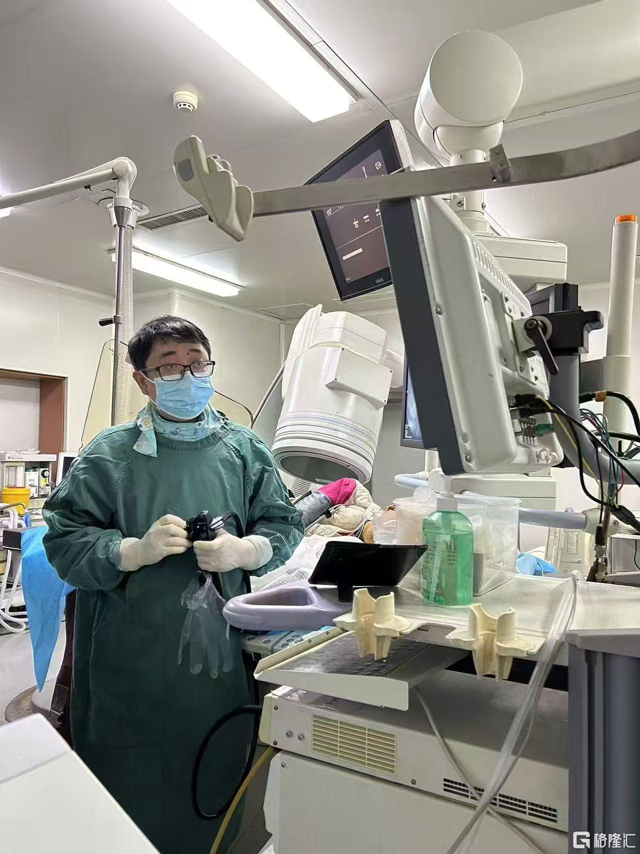 央媒点赞 图片5 副主任蔡博为患者实施内镜下鼻胆管引流术.jpg