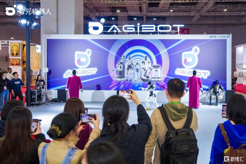 副本【主新闻稿】智元机器人全场景助力2025进博会,具身智能加速迈向多元商用场景(1)1026.png