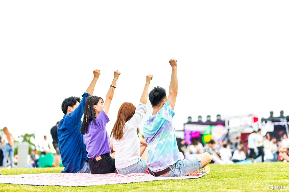 摄图网_501332390_潮流男女参加音乐节(企业商用).jpg